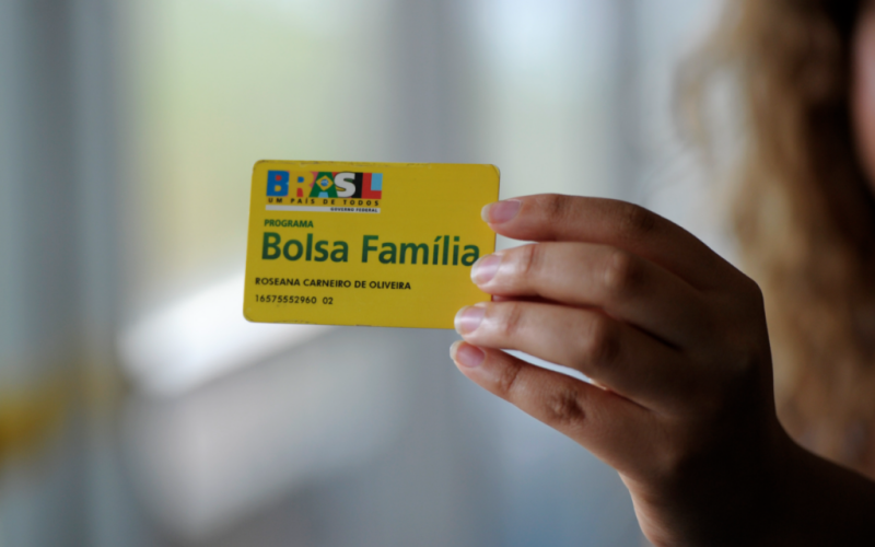 Bolsa Família: Mais de mil benefícios de parentes de políticos eleitos são cancelados