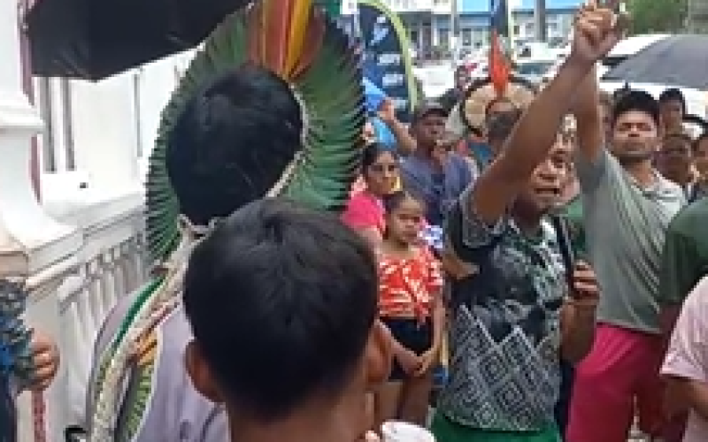 Indígenas ocupam prefeitura de Palmeira dos Índios e cobram infraestrutura básica: “tem R$600mil para show, mas não tem para fazer estradas”