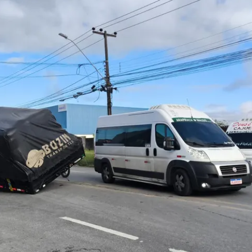 Carreta quebra e bloqueia duas faixas na Avenida Menino Marcelo