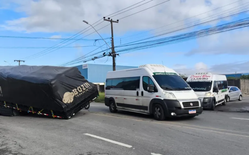 Carreta quebra e bloqueia duas faixas na Avenida Menino Marcelo