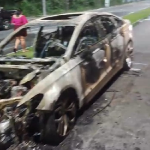Fogo consome veículo no Tabuleiro do Martins, em Maceió