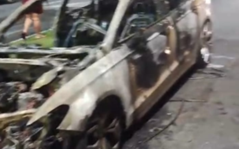 Fogo consome veículo no Tabuleiro do Martins, em Maceió
