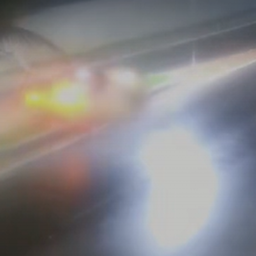 Câmera registra momento em que motorista perde o controle e invade canteiro na Jatiúca