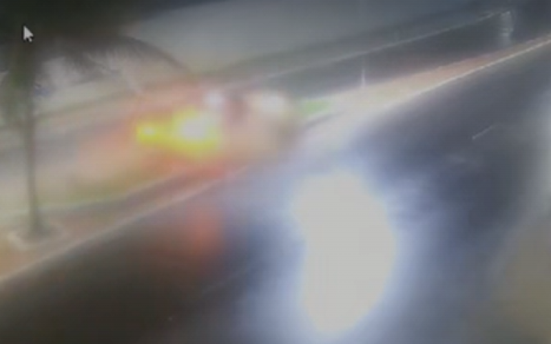 Câmera registra momento em que motorista perde o controle e invade canteiro na Jatiúca
