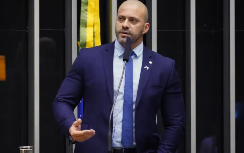 Moraes autoriza saída de Daniel Silveira da prisão para cirurgia no joelho