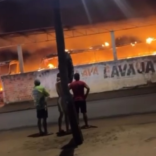 Garagem pega fogo e veículos são destruídos em Igaci