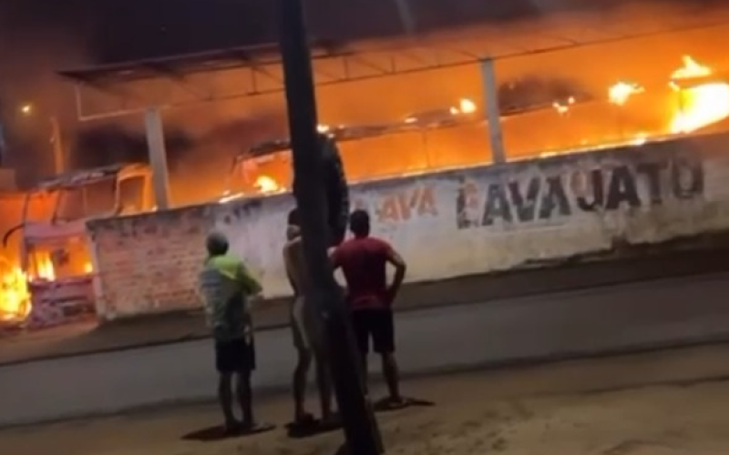 Garagem pega fogo e veículos são destruídos em Igaci