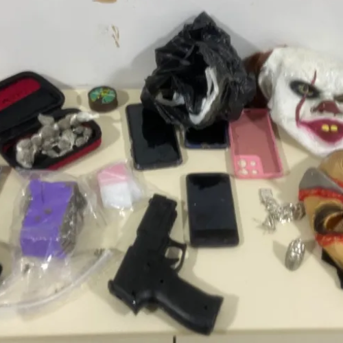 Homem é preso com máscaras de palhaço, drogas e arma falsa após assaltos em Maceió
