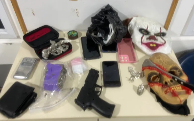 Homem é preso com máscaras de palhaço, drogas e arma falsa após assaltos em Maceió