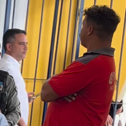 Paulo Dantas é vaiado por professores e alunos durante inauguração em Maceió