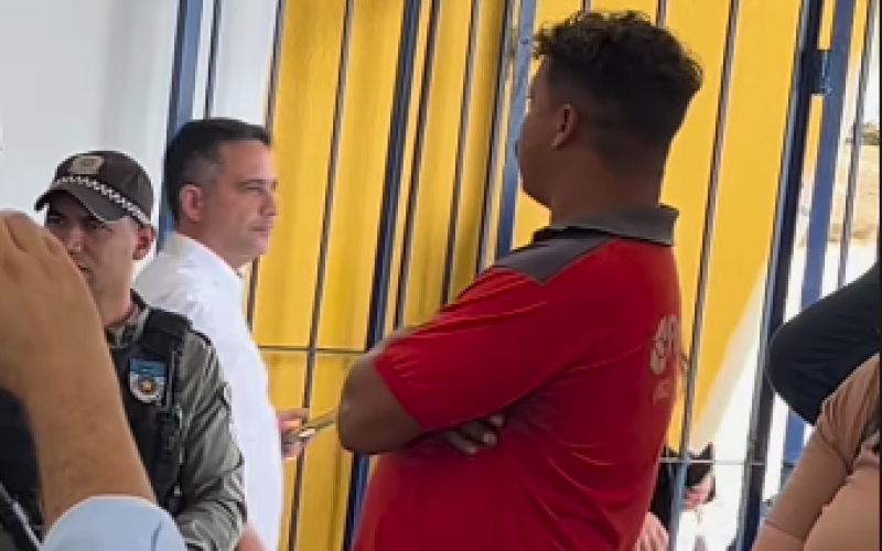 Paulo Dantas é vaiado por professores e alunos durante inauguração em Maceió