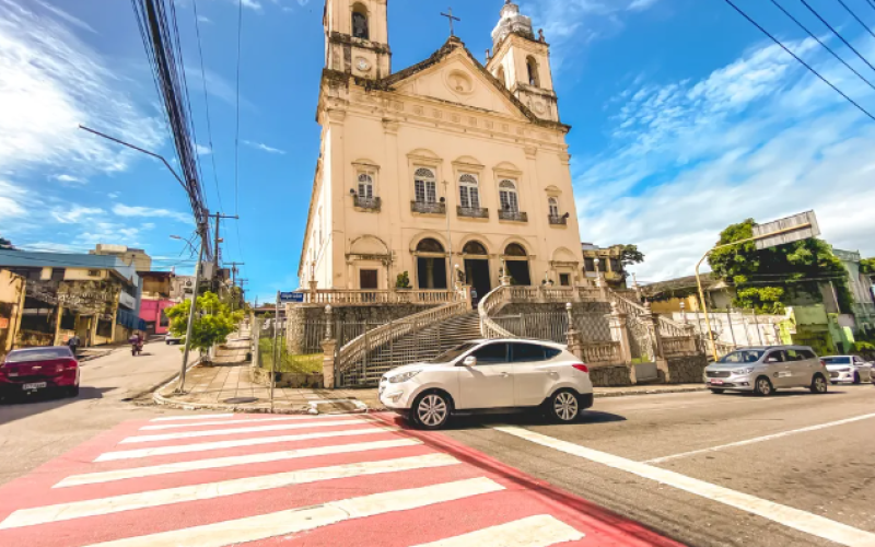 Trânsito é interditado em ladeira para a chegada de 300 padres na Catedral de Maceió