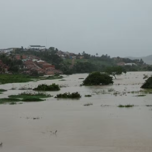 Rio Manguaba transborda e atinge ruas de Porto Calvo; chuvas devem continuar em Alagoas