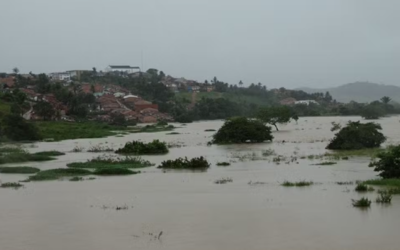 Rio Manguaba transborda e atinge ruas de Porto Calvo; chuvas devem continuar em Alagoas