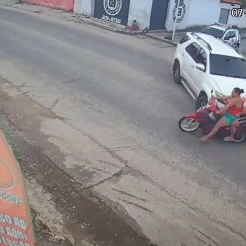 Câmera flagra colisão entre carro e moto com duas mulheres e uma criança em Penedo