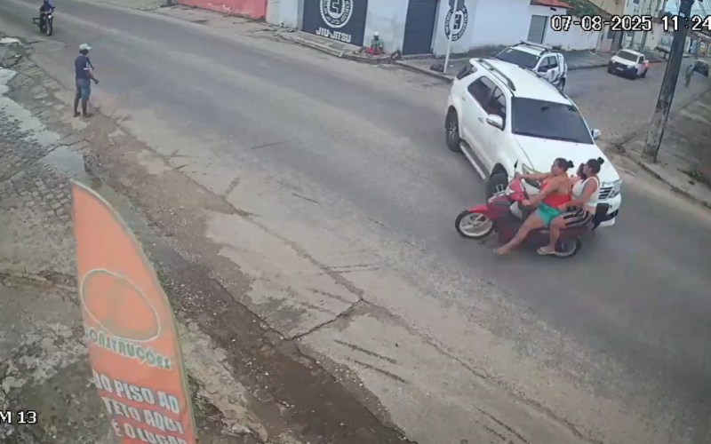 Câmera flagra colisão entre carro e moto com duas mulheres e uma criança em Penedo