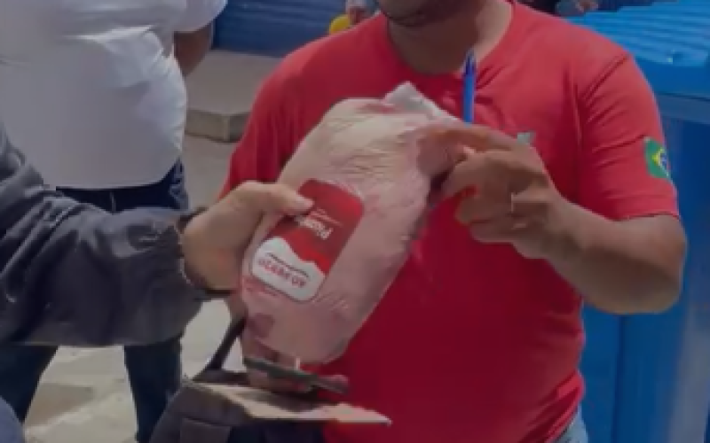 Promotor de vendas é flagrado com peças de picanha dentro da roupa em supermercado de Maceió