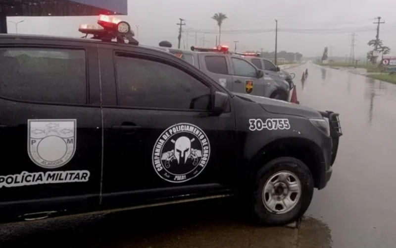 Companhia de Choque prende dois homens por tráfico de drogas em Jaraguá