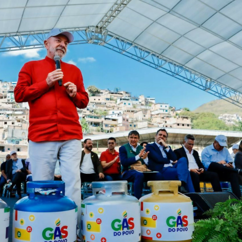 Lula diz que “para o país dar certo, muitos precisam ter pouco dinheiro”