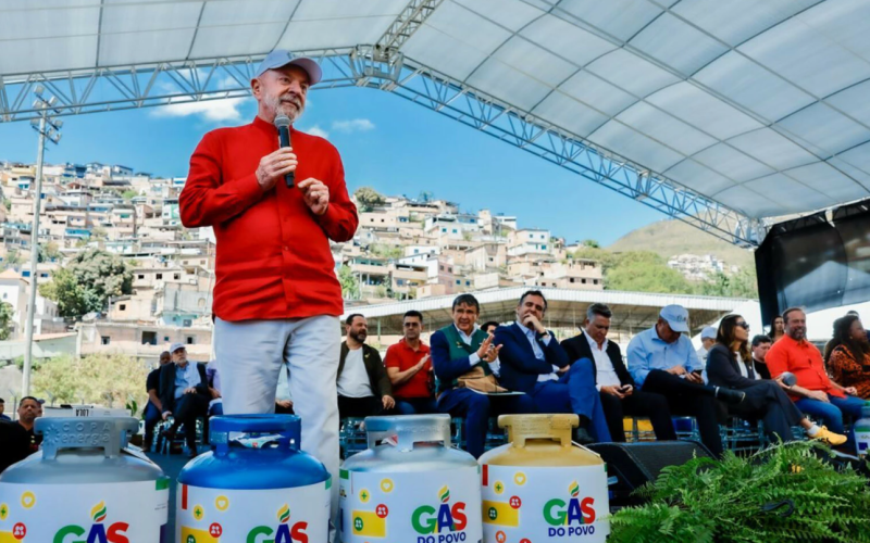 Lula diz que “para o país dar certo, muitos precisam ter pouco dinheiro”