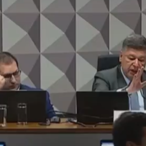 Bate-boca entre Randolfe Rodrigues e Carlos Viana acirra tensão na CPMI do INSS