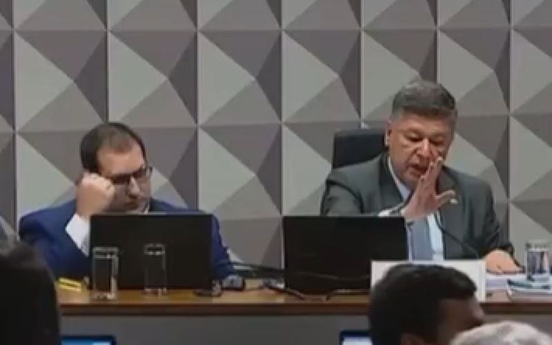 Bate-boca entre Randolfe Rodrigues e Carlos Viana acirra tensão na CPMI do INSS