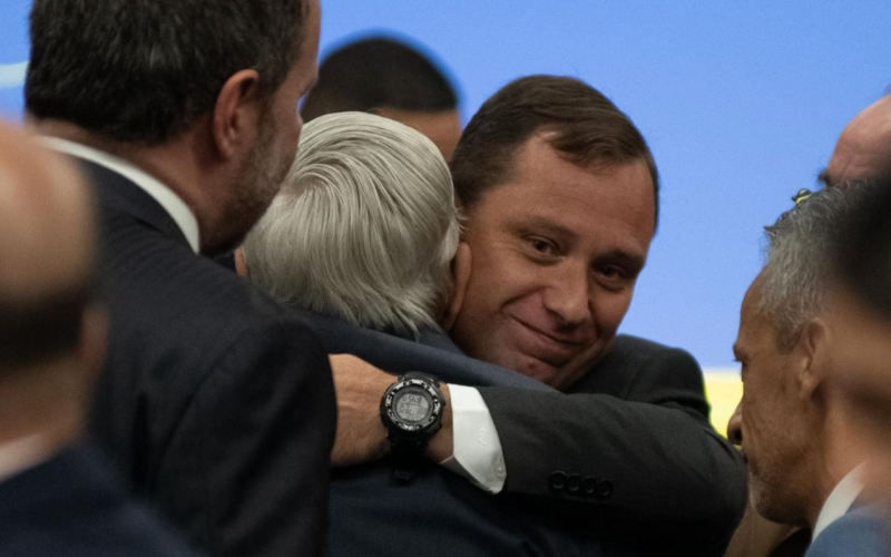 Após delatar trama golpista ao STF, Cid pretende morar nos EUA