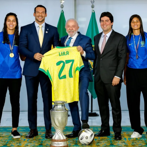 Lula ganha camisa 27 da Seleção e web vê indireta a Bolsonaro