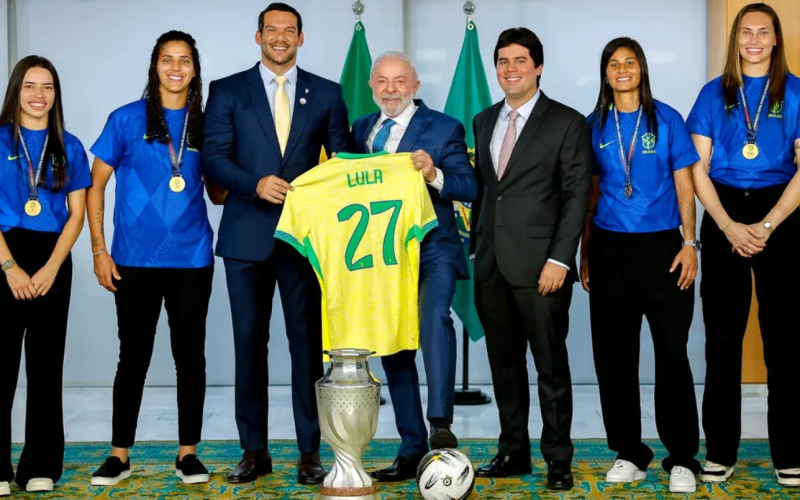Lula ganha camisa 27 da Seleção e web vê indireta a Bolsonaro