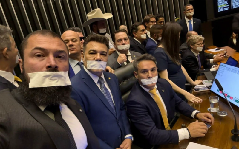 Corregedoria recomenda suspensão de deputados que ocuparam Câmara