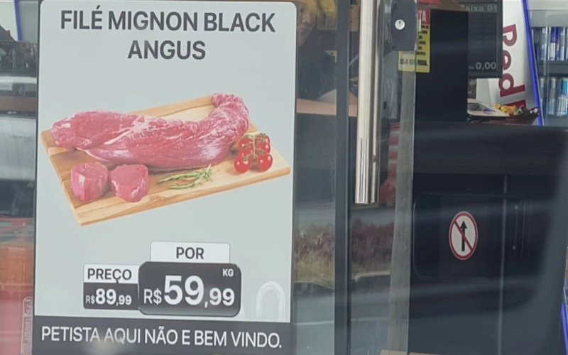 Cartaz na porta de frigorífico avisa que petista não é bem-vindo