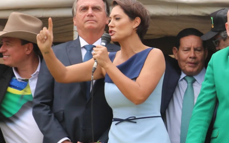 Michelle admite deslizes em falas de Bolsonaro: “Mas não rouba”
