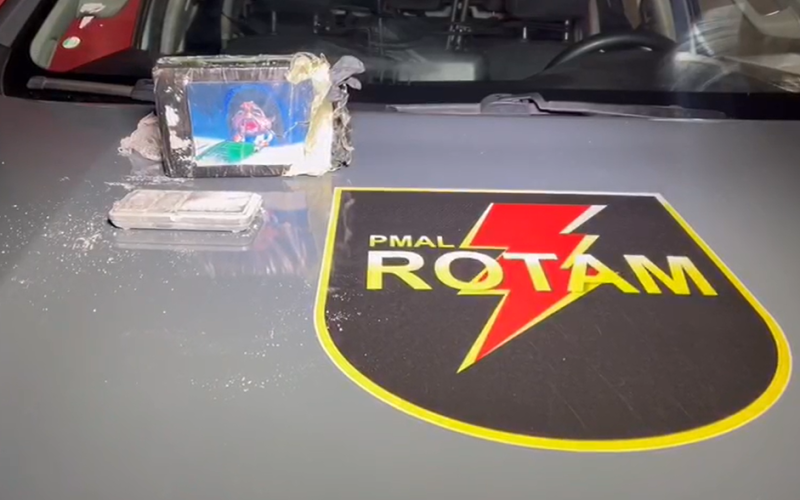Batalhão de Rotam prende indivíduo com 700 gramas de cocaína no Morro do Ari, bairro do Jacintinho