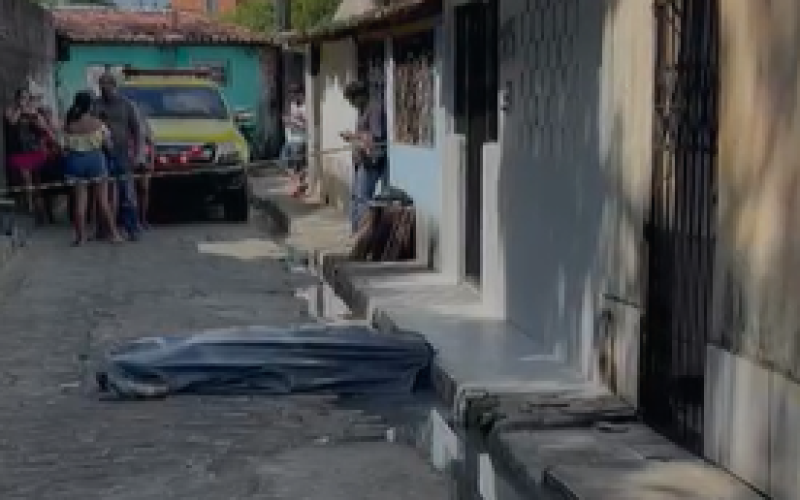 Jovem de 22 anos é executado com vários tiros no Santos Dumont; vítima tinha envolvimento com tráfico de drogas