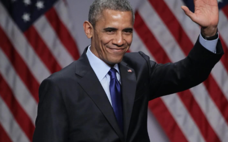 Barack Obama volta ao cenário político e faz duras críticas a Donald Trump