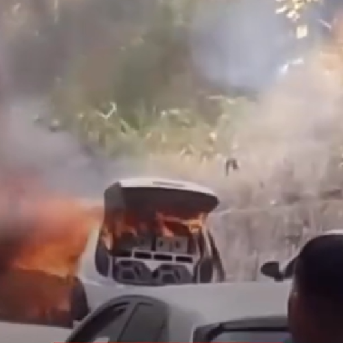 Carro é consumido pelas chamas próximo na Ladeira da Sococo em Maceió