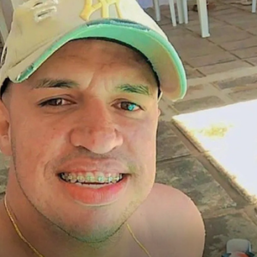 Colegas de corporação homenageiam PM que atirou em namorada e tirou a propria vida