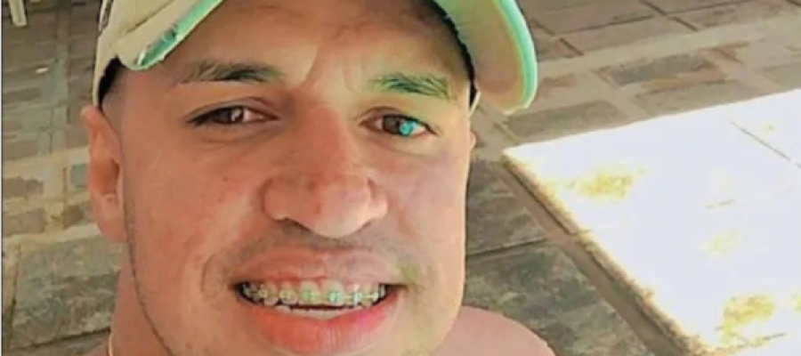 Colegas de corporação homenageiam PM que atirou em namorada e tirou a propria vida