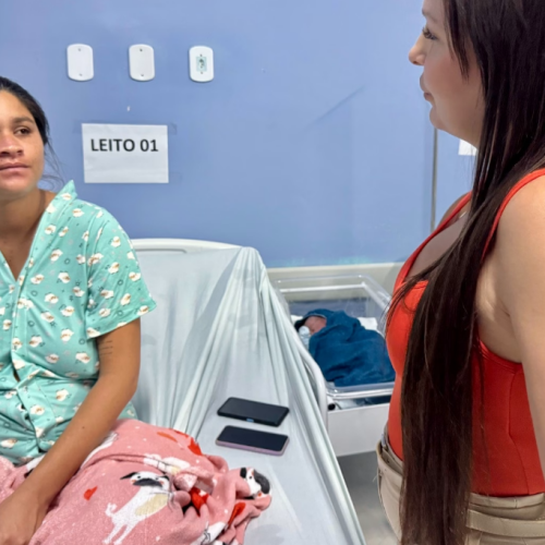 Mãe com gravidez de risco supera medo e elogia atendimento do SUS em parto na Santa Casa de Penedo