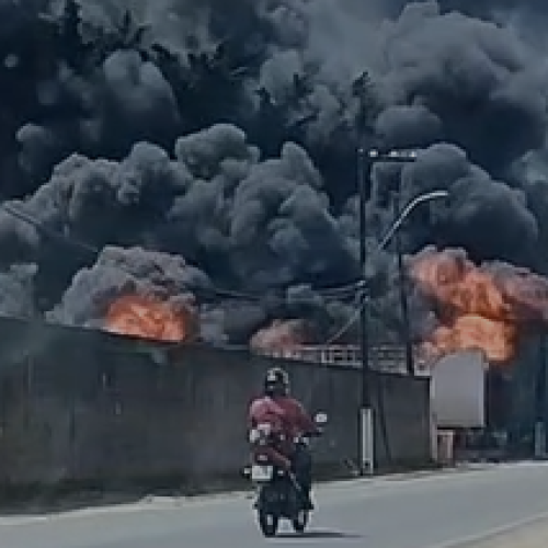 Caminhão que transportava colchões pega fogo no distrito industrial; ninguém ficou ferido