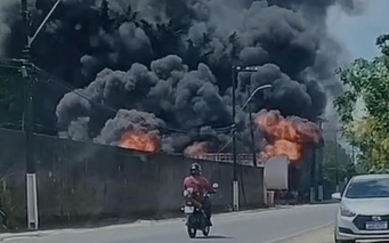 Caminhão que transportava colchões pega fogo no distrito industrial; ninguém ficou ferido