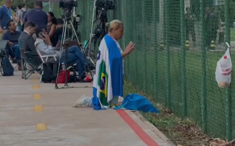 Exclusivo: Mulher se ajoelha em frente à PF e reza por Bolsonaro