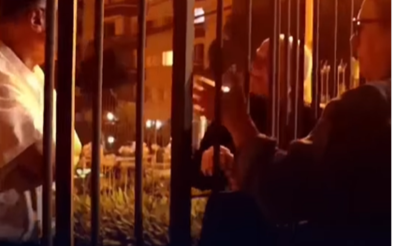 Padre impede vigília pró-Bolsonaro e clima esquenta entre apoiadores