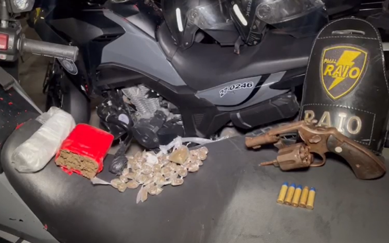 Companhia Raio prende dois indivíduos por tráfico de drogas e porte ilegal de arma de fogo no Benedito Bentes