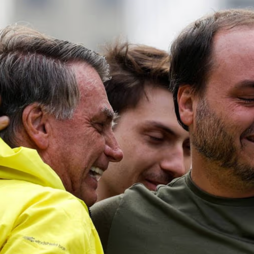 Segundo Carlos, Bolsonaro teve atendimento médico emergencial nesta quinta (27)