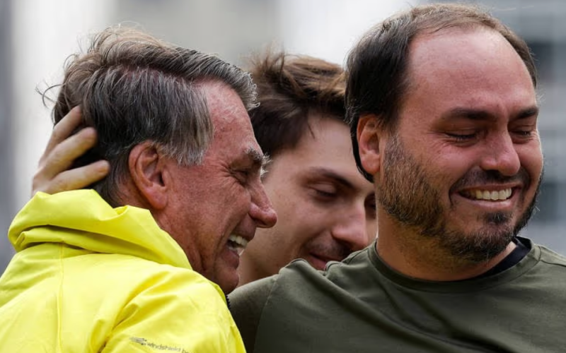 Segundo Carlos, Bolsonaro teve atendimento médico emergencial nesta quinta (27)