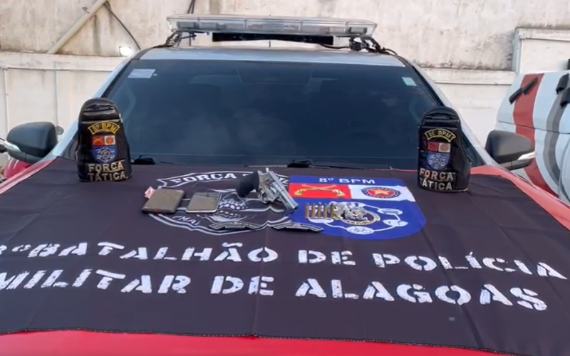 Força Tática do 8º BPM prende três suspeitos por tráfico de drogas e porte de arma em Maceió