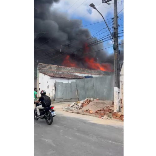 Incêndio atinge fábrica de sofás no bairro Planalto, em Arapiraca