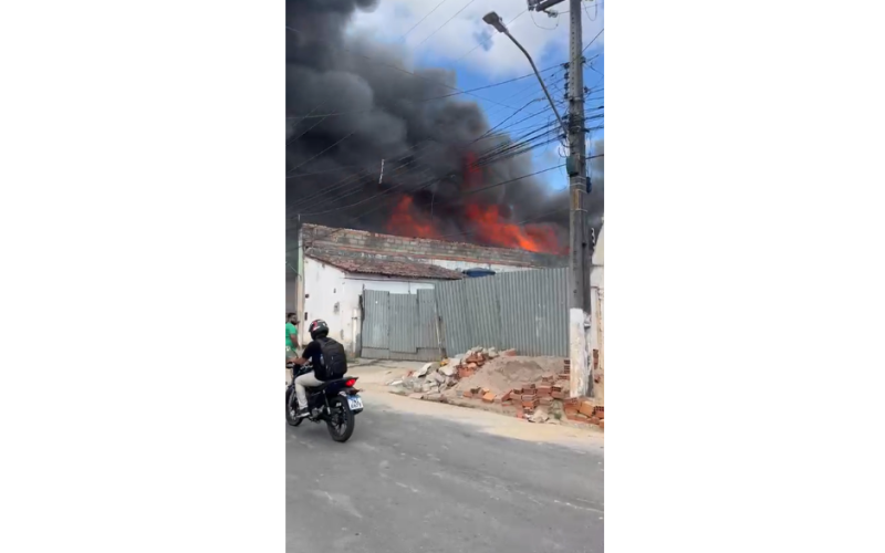 Incêndio atinge fábrica de sofás no bairro Planalto, em Arapiraca