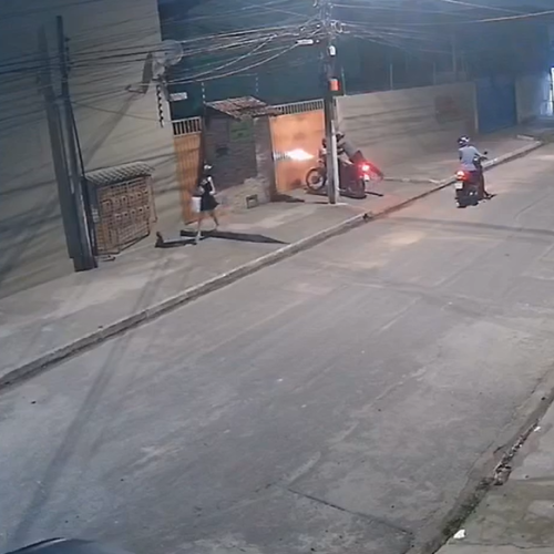 Mulheres têm moto roubada na porta de condomínio no bairro de Santa Lúcia